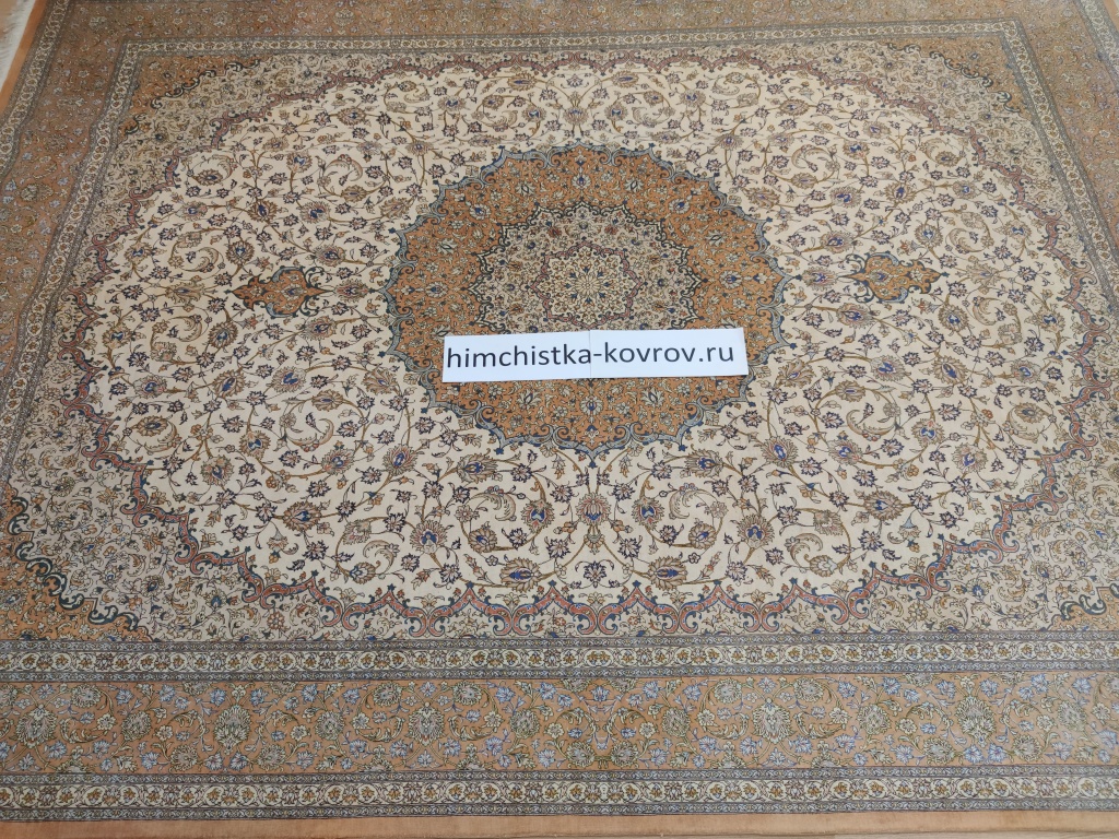 Чистка шерстяных, шёлковых ковров на фабрике Люкс Профессиональная чистка ковров фабрикой Люкс в Москве. Полное очищение изделий без риска повреждений. Высочайшая ответственность.