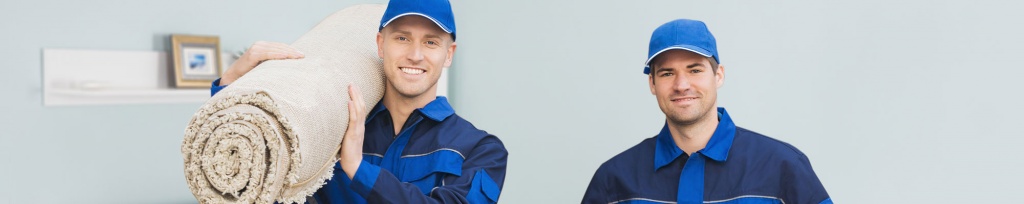 Сотрудники доставляют ковры клиентам